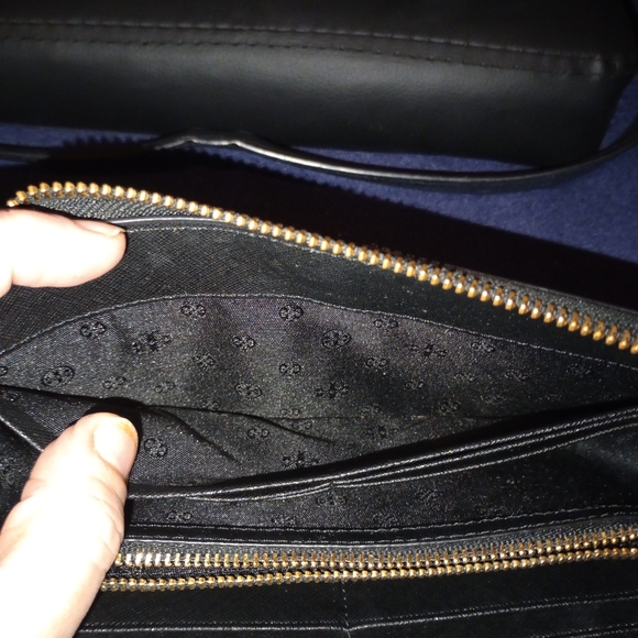 Tory Burch Britten Bucket Bag With Tory Burch Wallet - Picture 9 of 15